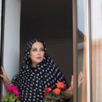 Bahare Rahnama Instagram - “نمایش فصل فراموشی” ‎تصویرت از جذابیت خالی نمیشه ‎رویام از تو وقت خالی رو نداره! ‎موافقین اولین بهار قرن رو با مرور خاطرات عاشقانه مون شروع کنیم ؟ ‎اگر عاشق هستی ،بودی یا میدونی که میشی منتظرتیم تا برات مفصل از عشق بگیم… ‎اجرا بمدت محدود از 🌺پنج اردیبهشت 🌺 ‎🌸پردیس تیاتر شهرزاد ☘️بیا تاخاطره بازی کنیم،باهم بخندیم و گریه کنیم … ‎مشاور اجرا: استاد هوشنگ توکلی ‎،موسیقی رستاک حلاج… ‎ساخت کلیپ:حسین خدارتی ‎خرید هم اکنون از سایت تیوال ! #ceeport💜 ‎#اولین_بهار_قرن#نمایش#بهاره_رهنما#فصل_فراموشی لینک خرید در بیو پیج موجود است💜 ‎