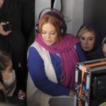 Bahare Rahnama Instagram - این عکس از پشت صحنه فیلمبرداری اولین فیلم بلند داستانی من “ عطر آخر اردیبهشت “ با نویسندگی مشترک من و شادمهر راستین عزیز است که ساختش اصلا برایم کم ، از رنج و درس نبود…. و اکنون فیلم در نوبت پروانه نمایش… اما برایتان بگویم که: "رنج نبايد تو را غمگين كند" اين همان جايی ست كه اغلب مردم اشتباه ميكنند... رنج قرار است تو را هوشيارتر كند, چون انسانها زمانی هوشيارتر ميشوند كه زخمی شوند، رنج نبايد بيچارگی را بيشتر كند. رنجت را تنها تحمل نكن, رنجت را درک كن, اين فرصتی ست براى بيداری, وقتی آگاه شوی بيچارگی ات تمام ميشود... متن دوم نوشته ای ارسالی است اما حرف دل و تجربه من نیز… Ceeport alloha💜 #رنج#درس#فیلمسازی_زنان#عطر_اخر_اردیبهشت#ایران#رشد#طلای_درون#اکاهی#سفر_فردیت#لایف_کوچینگ#بهاره_رهنما#فیلم_بلند#اکران_آنلاین#عاشقانه#سینما ساحل محموداباد