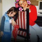 Bahare Rahnama Instagram - نظرات (3) آرام باش عزیز من آرام باش. حکایت دریاست زندگی، گاهی درخشش آفتاب، برق و بوی نمک، ترشح شادمانی، گاهی هم فرو می‌رویم، چشم‌های‌مان را می‌بندیم، همه جا تاریکی است. آرام باش عزیز من آرام باش دوباره سر از آب بیرون می‌آوریم و تلالو آفتاب را می‌بینیم زیر بوته‌ای از برف که این دفعه درست از جایی که تو دوست داری طالع می شود. #اثر شمس لنگرودی پی نوشت: با صدایم تقدیم شد به جان جهانم دخترکم که در روزهای پر تلاطم عجیب کلماتش آرام جانم میشود، دخترکی که از کودکی مادرم بود تا دخترم... #مادرانه❤️ #پریا_قاسمخانی #بهاره_رهنما#دکلمه#حکایت_دریاست_زندگی Ceeport