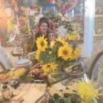 Bahare Rahnama Instagram - سورپرایز تولد مامانم اولین سال بدون بابا قدر مادرامون رو بدونیم خیلی ساده میشه دل های مهربونشون رو با بهانه های کوچک شاد کرد... با تشکر ویزه از: @woshe.pastry @woshe.co @finger.food._.vip پس نوشت :کلاه متصل به اکستنشن موها کار دوست خوبم نبراس از کاناداست... #تولد#مادر#دختر#بهانه#عشق#پروین_قائم_مقامی #بهاره_رهنما #ceeport💜 تهران،زعفرانیه