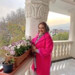 Bahare Rahnama Instagram - با قلبِ شکننده خود مهربان باش، که سالها غم هایت را در خود نگاه داشته است. به تمام بخشهای وجودت که با لحظات دشوار زندگی، دردهای کودکی و عواطف سرکوب شده مواجه بوده اند، توجه کن. قلبِ خودت را با عشق و گرما در آغوش بگیر تا به آرامی بیدار شود و حس کند. برای خودت فضای استراحت و نفس کشیدن فراهم کن. اجازه بده نور و گرما به استخوان هایت برسد و به خاطرت بیاورد که چه ذخیره ارزشمندی را در عمق وجودت داری ✍ #بریژیت_آنا_مک‌نیل ترجمه: #مریم_طهماسبی برای این روزهایی که گذشت از قلبم عذر خواهم... #کودک_درون#محبت#کوچینگ#حال_خوب#عشق#زیبایی#نور#عواطف#قلب#خودتو_دوست_داشته_باش #بهاره_رهنما#زنان_مستقل_شاد #زن_باران