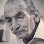 Bahram Afshari Instagram - بعد از فوت پدرم دلخوشیم به حضورت بود.چقدر نا امید شدم و بهم امید دادی چقدر با لذت نمایش هامو میدیدی.چقدر پیگیر کارام بودی همچون پدر بالا سرم بودی و با لبخند شوق میکردی از موفقیت هام و حالا رفتی و باز یتیم شدم .اقا محمود، بزرگ من خدا پشت و پناهت ولی دیگه به ذوق دیدن کی از سر کار برم‌پیشش و اروم شم اقا محمود ،بابا.....