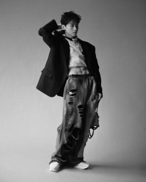 Bai Jingting Instagram - The funniest man from HuaiRou.

比登上GQ更开心的是
和SANKUANZ一同登上GQ
感谢GQ感谢Rocco感谢上老师