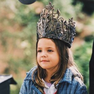 Bailee Madison Instagram - Close your eyes, and keep your mind wide open. Happy 17 year anniversary to a movie that forever changed my life 🤍👑 #BridgeToTerabithia

The older I get the more gratitude I hold, to have been so young and been able to be a part of something that means so much to so many people. This film gave me the chance to grow up with so many of you…. And I’ll never take that for granted. 

So thank you to all the people who said yes to 5 year old little me!!! 👑