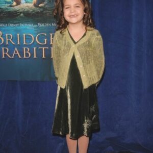 Bailee Madison Instagram - Close your eyes, and keep your mind wide open. Happy 17 year anniversary to a movie that forever changed my life 🤍👑 #BridgeToTerabithia

The older I get the more gratitude I hold, to have been so young and been able to be a part of something that means so much to so many people. This film gave me the chance to grow up with so many of you…. And I’ll never take that for granted. 

So thank you to all the people who said yes to 5 year old little me!!! 👑