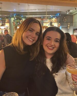 Bailee Madison Instagram - Alas, a Manchester Christmas recap ❤️ With the pandemic and work it had been far too long since I was able to see @soullacostanda , @elenirichardson , @eleni1718 & the family . So thankful for every single moment spent and for each loving memory created. It was beautiful in every way.  Ended the trip at Old Trafford, a huge thanks to @manchesterunited for such a special night, a memory that @newhopeblake and I will forever cherish❤️❤️ grateful. grateful.
