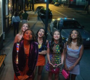 Bailee Madison Instagram - Sunny days 🅰️nd killer nights = a Final Girl Summer🔪
 @cosmopolitan has your FIRST look at @prettylittleliars summer school , plus @writerras & @lindsaycbring are sharing some hottttt gossss-ip ! 

Season Two is coming to @streamonmax this spring , and I promise you… you aren’t ready….

I freaking love these women, and this season.