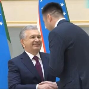 Bakhodir Jalolov Instagram - Xurmatli prezidentim Shavkat Miromonovich biz sportchilarni qilgan mexnatimizni doim qadirlab munosib taqdirlab kelgansiz. Bunday fahrli unvonga loyiq ko’rganingizda minnatdorman. Bu men uchun qo’shimcha shijoat va masuliyat yuklaydi! @mirziyoyev_sh 
#Alhamdullilah ☝🏻