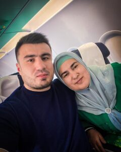 Bakhodir Jalolov Instagram - Eng qiyin damlarimda meni kelajakka undagan inson...mehrga limmo lim xokisor ko'zlari sevinchga to'la eng g'amgin kunlarimda ham kamarbasta bo'lgan volidam tavallud ayyomingiz bilan qutlayman! 🤍🎊🎁