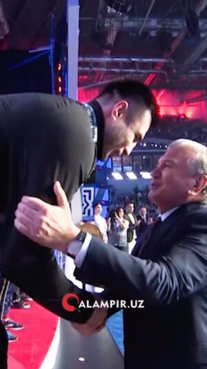 Bakhodir Jalolov Instagram - Kecha hayotimdagi eng unutilmas kunlardan biri bo‘ldi. Ikki karra jahon chempioni bo‘lish nasib etdi Alhamdulillah. Asosiysi chempionlik medalini shaxsan hurmatli Prezidentimizning qo‘llaridan qabul qilib oldim. Bu men uchun eng katta yutuq va motivatsiya bo‘ldi desam adashmayman.
Davlatimiz rahbariga sportchilarga bo‘lgan bunday eʼtibor va eʼtirof uchun tashakkur aytaman.
IBA rahbari Umar Kremlyovga ham xalqaro boks tashkilotidagi katta o‘zgarishlar va bokschilar uchun yaratilayotgan ulkan sharoitlar uchun chuqur minnatdorchiligimni bildiraman. 
Men bilan bo‘lganingiz va qo‘llab quvvatlaganingiz uchun katta rahmat aziz vatandoshlar! #Mypresident🤍

Вчера был один из самых запоминающихся дней в моей жизни. Альхамдулиллах, мне посчастливилось стать двукратным чемпионом мира. Главное, я получил медаль высшей пробы из рук нашего уважаемого Президента. Это стало для меня самой ценной наградой и большой мотивацией двигаться вперёд.
Хочу поблагодарить главу нашего государства за такое внимание и поддержку оказанную нам, спортсменам.
Также выражаю огромную благодарность президенту IBA Умару Кремлеву, за большие перемены в международной боксерской организации и прекрасные условия, созданные для боксеров.
Спасибо большое, за поддержку и веру в меня дорогие друзья!