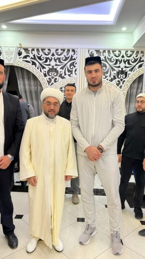 Bakhodir Jalolov Instagram - @muftiynuriddindomla Xazratimiz bilan birga iftor qilib Tarovex nomozlarini o’qib olish nasib qildi! Alhamdullilah