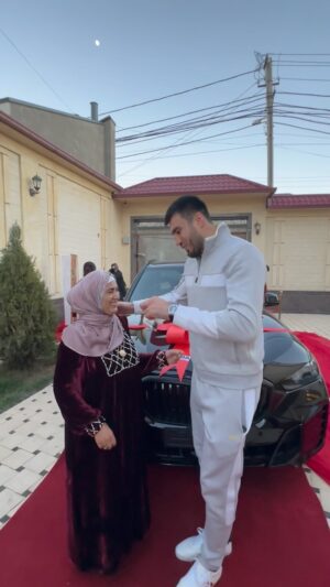 Bakhodir Jalolov Instagram - Muvofaqiyatlarimiz sababchisi , duolari robbimga yetib borgivchi 🤲
Onalarimiz bahtimizga sog’-omon bo’lishsin ❤️