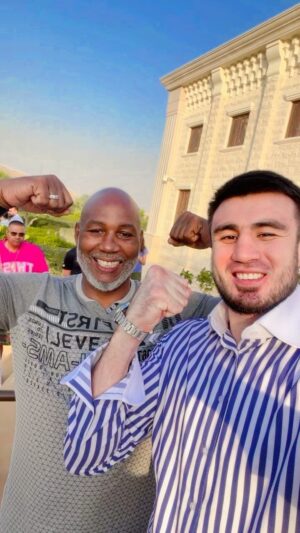 Bakhodir Jalolov Instagram - Raxmatli dadam  bilan birgalikda @mrlennoxlewis ni janglarini tomosha qilganim kechagiday yodimda. 

I remember as yesterday, times when i was watching @mrlennoxlewis ‘s fights with my father.