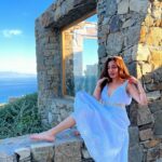 Barkha Singh Instagram - Let’s show you around #Greece today lovelies 😃🇬🇷 1. Mykonos 2. Temple of Apollo, Delphi 3. Familia ❤️ 4. Somewhere in the middle of the Aegean sea 5. Street aesthetics in Greece 6. This is Spartaaaaaaa 7. Glimpses of Greece you see online 8. My special message to you 9. Girls just wanna have fun 😜 10. Parthenon, Acropolis of Athens #TravelwithB #traveldiaries #travelwithme #travel