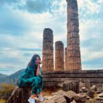 Barkha Singh Instagram - Let’s show you around #Greece today lovelies 😃🇬🇷 1. Mykonos 2. Temple of Apollo, Delphi 3. Familia ❤️ 4. Somewhere in the middle of the Aegean sea 5. Street aesthetics in Greece 6. This is Spartaaaaaaa 7. Glimpses of Greece you see online 8. My special message to you 9. Girls just wanna have fun 😜 10. Parthenon, Acropolis of Athens #TravelwithB #traveldiaries #travelwithme #travel