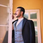 Bassel Khayyat Instagram - ياترى شو مخبى ورا هالشباك يايونس جبران؟وعلى شو عم تطلع👁⚜️👣؟#basselkhaiat #باسل_خياط #مسلسل_الكاتب_رمضان_2019 #art #tv #حب #relax ⚜️☺️#lbc #abudhabi ضبيه بيروت