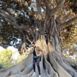 Bayan Alaguzova Instagram - Я так долго позировала, в итоге поняла, что дерево победило - оно совершенно! Valencia, Spania