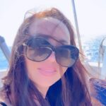 Bayan Alaguzova Instagram - Сегодня за чашкой кофе встретилась с близким другом, говорили долго, он добрый мусульманин, совершает пятикратный намаз, не радикален и очень светский, все пять лет с тех пор как он читает намаз, как и положено мусульманину, он много рассказывает мне о вере, коране, в общем много о чем. Я дружу с ним задолго до его глубокого принятия религии, поэтому нам всегда есть о чем поговорить, так вот в самом конце беседы, а мне уже надо было отлучиться, я задала ему вопрос «слушай дорогой, в почему мне так глубоко все равно, на то что говорят и пишут обо мне люди, особенно жестоко это наблюдалось в 16, 17 и 18 годах, да и сегодня? Это равнодушие или хладнокровие? , спросила я. Его ответ звучал так «ты не ищешь довольства людей, для тебя важно довольство Всевышнего». Я как-то уже отвечала на вопрос «а как вы боритесь с хейтом?» я ответила - это часть моей жизни, зачем с ним бороться, мне в принципе вообще все равно, главное до меня это, что думаю об этом я и моя честь и совесть, и если я спокойно сплю, значит все в порядке. Так вот, мой мудрый друг очень точно ответил мне на этот вопрос, за что я ему очень благодарна. Ищите ободрение Всевышнего, не людей!