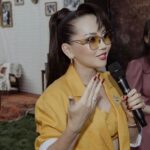Bayan Alaguzova Instagram - Я давно привыкла к тому, что моя жизнь не принадлежит мне всецело, я выбрала публичное поле так давно, что и не помню себя в другом. Впервые мое лицо появилось на обложке журнала в 18 лет, и пошло поехало. Что только не говорят, что только не пишут… но если бы я слушала кого-то - как мне быть и как мне жить, я никогда бы не стала той, кем являюсь сейчас. У меня всегда было моё мнение, моё решение, мои действия, мои победы, и мои неудачи. Я никогда никого не обвиняла ни в одном моем неправильном решении, и всегда брала ответственность только на себя. Я вообще не понимала выражение «слабая женщина» у меня не было такой привилегии, я много работала, так много, что сейчас сама в это не верю. Сейчас я несколько в другом измерении себя, когда могу сказать себе «Баян, тебе ни за что не должно быть стыдно, все что ты имеешь ты заработала честным трудом, ты можешь позволить себе ходить на работу когда захочешь, ты можешь снимать тот фильм, который захочешь, ты можешь поспать столько, сколько хочешь, просто расслабься» но не получается, я все время думаю «а какой мой следующий план?» я не могу жить без цели, не умею и не хочу. У меня всегда должна быть задача, и путь к её решению. И каждый день, когда я молюсь Всевышнему, я прошу дать мне идеи, и возможности к их реализации. Следующая моя цель оооочень большая, и совсем скоро я хочу поделиться с вами!