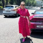 Bayan Alaguzova Instagram - В стране где ущемляют права женщин, никогда не будет прогресса… сегодня наткнулась на слова известного имама, где он убедительно обесценил женщину, сравнив её с копейкой, если она недостаточно услужлива по отношению к родителям мужа. У меня простой вопрос, до каких пор мы будем это глотать, до каких пор невестка будет восприниматься новыми родственниками как бесплатная раб. сила, до каких пор права для нового члена семьи будут устанавливаться по сути чужими ей людьми, до каких пор никто не будет спрашивать, а что чувствует, и нравится ли ей эти архаичные традиции? Когда мы наконец поймем, что молодая семья должна жить по своим правилам, на своей территории, и создавать свою семью и свой мир. Мне глубоко непонятно, почему наши женщины до сих пор воспринимаются как существа второго сорта? И когда мы наконец созреем, чтобы просто отличить уважение от служения, или будет чётче прислуживания?! Я знаю много примеров, когда казалось далеко не бедная семья увольняет дом, работницу сразу по приходу в дом невестки, прямо указывая на то, что теперь всю работу по дому будет выполнять келин, и скольких келинок знаю лично, судьба и психика которых надломлена. Этим постом я хочу обратиться к женщинам, пожалуйста боритесь за свои права, за право уважать ваш выбор, ваше решение, это ваша жизнь, и только вам решать как её прожить. Я глубоко уважаю родителей своего супруга, к слову и в моей первой семье тоже, но я никогда не стала бы становиться прислугой ради довольства мужа, может как раз поэтому получаю абсолютную взаимность.