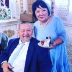 Bayan Alaguzova Instagram - Папа Папочка, я сейчас лечу, чтобы проводить тебя в последний путь и у меня есть семь часов в пути, чтобы написать тебе эти строки… я буду скучать по твоей доброй улыбке, я буду скучать по твоему красивому бархатному тембру голоса, я буду скучать в ожидании тебя за столом, ведь мы никогда не прикасались к еде, пока ты не начнешь. Я буду скучать по нашим длинным разговорам за столом, мы часто спорили на самые разные темы, я буду скучать по громкому звуку телевизора, я буду скучать по тебе Папа. Я буду заходить к тебе в кабинет, где ты оставил тысячи книг с твоими заметками, и сидеть на твоем старом потертом кресле. Я перечитаю твою книгу до дыр, чтобы еще раз понять, какой глубины и ума ты человек, и какое научное наследие ты оставил этому миру и своему народу. Я всю жизнь гордилась тобой, и всегда боялась разочаровать тебя, обидеть тебя, и никогда не смела сказать тебе нет, не смела осуждать тебя, не смела даже думать о тебе плохо. Потому, что ты самый светлый, самый умный, самый интеллигентный и благородный человек на свете. Старалась быть достойной тебя дочерью, не знаю получилось ли? Я старалась. Ты научил меня верить в себя, а знаешь почему? Помнишь, давно мне было 18, я попросила тебя помочь мне, ведь ты знаком со всеми народными артистами, композиторами, поэтами, режиссёрами, ты ответил мне одной фразой «Если ты талантлива? - пробьешься сама, если бездарна - я не хочу стыдиться своей дочери», вот так ты дал мне точку опоры, не ждать чуда, и идти вперед. Люблю тебя, глубоко уважаю, и очень горда быть твоей дочерью. Благодарю Папа, за всё, благодарю! О лучшем отце я и не мечтала! ❤️