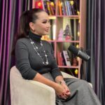 Bayan Alaguzova Instagram - Обычно в свой день рождения приличные люди что-то пишут, ну типа поздравляю тебя моя хорошая, пусть исполнятся все твои желания, ну и тд… а у меня этот день пролетел сначала в самолете, а потом на работе со всеми прилагающими. Сказать, что ничего не чувствую, вообще ничего не сказать. Полтосик - это такой серьезный я бы сказала отрезок человеческой жизни, когда надо бы и анализ провезти, а зачем? Очередной год, очередной день, завтра солнце встанет, и день начнется с беговой дорожки и вкусным завтраком в компании супруга. Жизнь прекрасна, такая какая есть, в каждом её дне…(свежего фото нет, поэтому с подкаста, кажется он многим понравился?!)