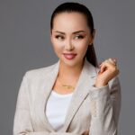 Bayan Alaguzova Instagram - Мне часто пишут, да и говорят «вы так изменились» да - это так! И поверьте мне самой далеко не радостно, что я так изменилась. Изменилась внешне, изменилась быть может и внутренне. Внешний фактор всегда имел для меня особое значение, моя профессия, мой хлеб, моя внешность, мое лицо. Но жизнь штука непредсказуемая, говорят «никогда не говори никогда», я говорила «никогда не изменю свою внешность» меня слишком все устраивало. За шесть лет мне пришлось сделать восемь операций; мне нужно было спасать себя, спасать свою душу, спасать своё истерзанное и изуродованное лицо. Я сделала все возможное, и очень хочу остановиться, но глаз как болел так и болит, слезится, реагирует просто на все - я не могу читать более десяти минут, я не могу фотографироваться и долго стоять под софитами, я не могу смотреть на яркий свет - очки стали продолжением моего лица. И я хочу сказать людям, которые хотят ранить и так истерзанное «Да, я изменилась, да мне пришлось, да я раньше была другая, совсем другая» мне не нужно жалости и сострадания - это мой путь, это мой выбор, и это моя жизнь! Благодарю за фото замечательного фотографа Андрея Никольского @anikolskiy