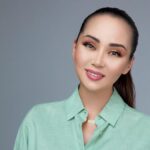 Bayan Alaguzova Instagram - Мне часто пишут, да и говорят «вы так изменились» да - это так! И поверьте мне самой далеко не радостно, что я так изменилась. Изменилась внешне, изменилась быть может и внутренне. Внешний фактор всегда имел для меня особое значение, моя профессия, мой хлеб, моя внешность, мое лицо. Но жизнь штука непредсказуемая, говорят «никогда не говори никогда», я говорила «никогда не изменю свою внешность» меня слишком все устраивало. За шесть лет мне пришлось сделать восемь операций; мне нужно было спасать себя, спасать свою душу, спасать своё истерзанное и изуродованное лицо. Я сделала все возможное, и очень хочу остановиться, но глаз как болел так и болит, слезится, реагирует просто на все - я не могу читать более десяти минут, я не могу фотографироваться и долго стоять под софитами, я не могу смотреть на яркий свет - очки стали продолжением моего лица. И я хочу сказать людям, которые хотят ранить и так истерзанное «Да, я изменилась, да мне пришлось, да я раньше была другая, совсем другая» мне не нужно жалости и сострадания - это мой путь, это мой выбор, и это моя жизнь! Благодарю за фото замечательного фотографа Андрея Никольского @anikolskiy