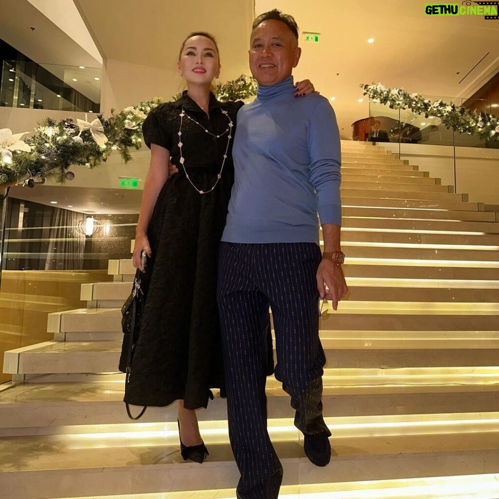 Bayan Alaguzova Instagram - С наступающим Новым годом! Пусть он будет для всех нас добрым, мирным и счастливым! ❤️ The Ritz-Carlton, Almaty