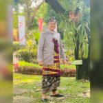 Bayu Skak Instagram – Untuk upacara di Istana kali ini saya mengenakan pakaian adat dari Bali. Terakhir upacara di Istana 2019 dulu sudah memakai adat Jawa. Dibantuin sesegera mungkin oleh @putribddn untuk mengenakan baju adat Bali ini 😄
.
DIRGAHAYU REPUBLIK INDONESIA YANG KE-78! TERUS MELAJU UNTUK INDONESIA MAJU Istana Negara