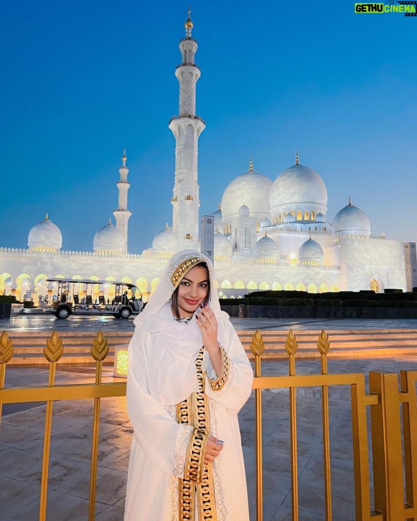 Beauty Khan Instagram - Kesi lag rahi hu batao ❤️ . . #beautians White Mosque, Abu Dabi