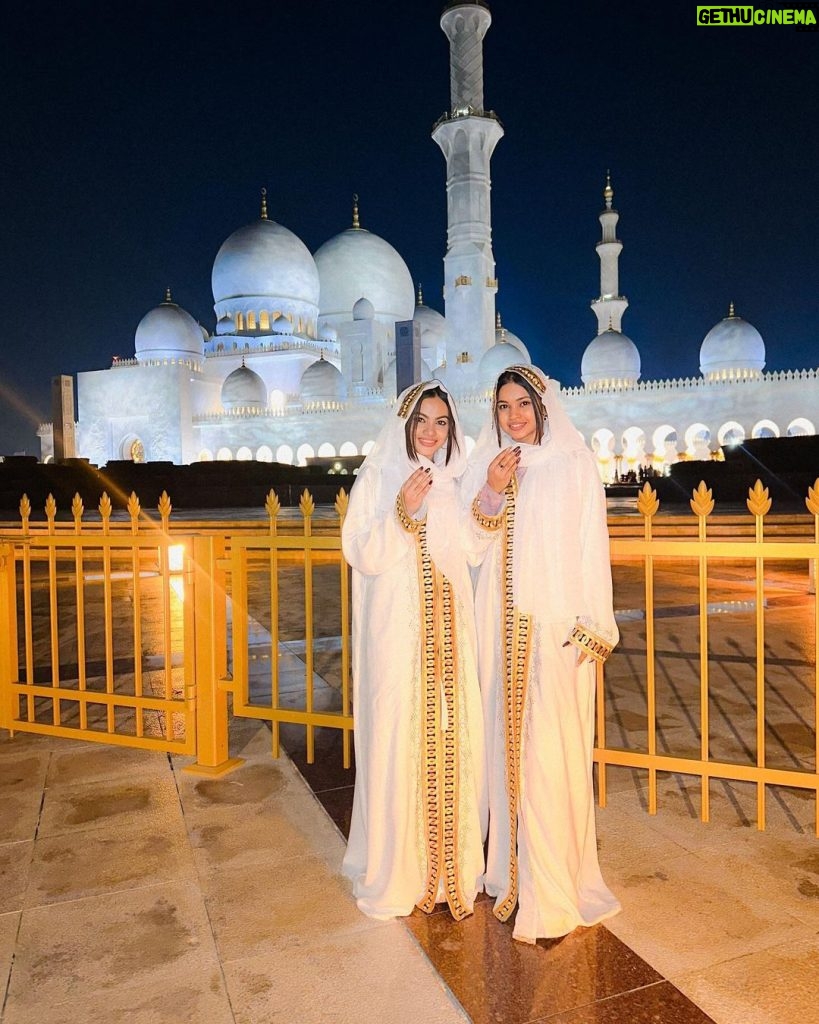 Beauty Khan Instagram - Kesi lag rahi hu batao ❤️ . . #beautians White Mosque, Abu Dabi