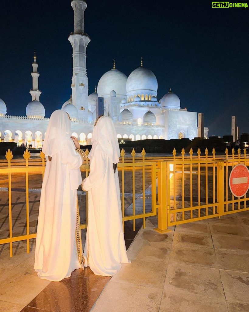 Beauty Khan Instagram - Kesi lag rahi hu batao ❤️ . . #beautians White Mosque, Abu Dabi