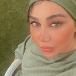 Behnoush Bakhtiari Instagram - اشتباه از ما بود که خواب سرچشمه را در خیال پیاله میدیدیم…..کاش میدانستیم هیچ پروانه ای پیله گی خویش را به یاد نمی آورد ندونم سيچه چينو دلم وابام دي ساز نياره شو و رو تا كي ايخو سرم چينو بازي دراره خم برم آخی برم برم والا ايچو نواسم زندگوني چينو سيمو دي والا فاده نداره كوگ تاراز ای آخي بگوين والا چينو نناله مو دلم آخي كم طاقته والا نچي هرساله كوگ تاراز ای آخي بگوين والا چينو نخونه مو دلم آخي كم طاقته جلدي گره بهونه آسمون سي مو دنگ مدرار آخي چه زُم ايجوري آستاره بخت مونه ديه والا بردي به كوري آسمون هردم سي مو ولا يه دنگ تازه داره ندونم سيچه دي ز دلم آخه دس ني ورداره كبك تاراز نمي‌دونم چرا اينطور دلم باهام ساز نمياره شب و روز تا كي ميخواد سرم اينطور بازي در بياره ميخوام برم ديگه برم برم والله اينجا نمونم زندگاني اينطور براي من ديگه والله فايده نداره كبك تاراز رو آخه بگين والله اينطور ناله نكنه من دلم آخه كم طاقته والله نه مثل هر ساله (مثل هر سال نيست) كبك تاراز رو آخه بگين والله اينطور نخونه من دلم آخه كم طاقته زودي مي‌گيره بهونه آسمون برا من ادا در نيار، آخه چي ازم عايدت ميشه؟ (1) ستاره‌ي بخت من رو ديگه والله بردي به نابودي آسمون هر بار براي من والله يه اداي تازه داره نمي‌دونم چرا ديگه از دلم آخه دست