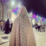 Behnoush Bakhtiari Instagram - “جاده” بهترین تسکین است … آدم تمامِ دردهایش را فراموش می کند ! انگار سرتاسرِ اتوبان ها ، گردِ بی خیالی پاشیده اند … گاهی با خودم فکر می کنم ؛ اگر ماشین اختراع نشده بود ؛ آدم ها با این همه دردِ تلنبار شده چه می کردند ؟! اگر موسیقی نبود ، اگر خیابان نبود ، اگر سفر نبود !!! بدونِ این ها که چیزی از آدم نمی مانَد ! بعضی روزها ؛ دلم می خواهد پنجره را باز کنم ، لطافتِ بِکرِ ابرها را با لبخندهایِ از تهِ دلم هم بزنم ، چشمانم را ببندم و تصمیم هایِ خوب بگیرم … بعضی روزها ، از همان گرگ و میشِ صبحش ، حالِ من خوب است … آن قدر خوب ؛ که مادرم برایم اسپند دود می کند ، و همه ی گنجشک هایِ رو به روی پنجره ؛ “کور” می شوند … حرم امام الرضا