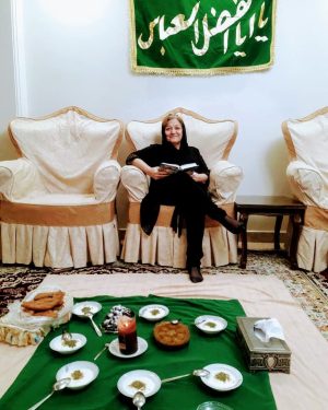 Behnoush Bakhtiari Instagram - مادرم سر سفره تاسوعا
 مامان ميگن:همه ذكرم دعا براي تو و بچه های ديگرمه
مادرر الهی زنده باشی و سالم هميشه