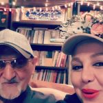 Behnoush Bakhtiari Instagram - مارر وپدر عزیزمدتیه که منزل من روبا حضورشون منور کردن و چقدر برکت به خانه ای میاد که بزرگتری اونجا باشه.....الهی خدا نگه داره همه پدر مادرهای عزیز دنیارو و رحمت کنه همه رفتگان شما رو گرانی و وضعیت ناگوار اقتصادی تنها نقطه مشترکیه که همه ما ایرانیا باهم داریم....خواستیم همدردی خودمون رواعلام کنیم و مثل همیشه از تو دوست عزیزم بخوام که در مرداب هم گل نیلوفری بمان و لبخند بزن و دلت رو زنده نگه دار.... #behnoosh_bakhtiari @behnaz.bakhtiarii @behnaz.bakhtiarii