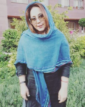 Behnoush Bakhtiari Instagram - ترنس در تعیین جنسیت خودش نقشی نداره و تضاد روان و فیزیک از او انسانی سردرگم و بلاتکلیف میسازه...به نظرم هیچ دردی در جهان بالاتر از این نیست که اجازه بهت داده نشه اونی باشی که میخوای...ترنسها زندانی روحی هستند و ما وظیفه داریم به همدیگه اطلاع رسانی کنیم و کمی از درد هموطنمون کم کنیم....ترنس کمتر از حیوان خانگیه که انقدر حمایت میشه ازشون؟؟؟؟؟
#behnoushbakhtiari
 من از طرف خیلیا تهدید شدم مخصوصا از طرف بعضی از دوستان ترنس که تو چکاره ای اصلا؟؟من هیچ کارم...ولی تمام تلاشم رو کردم که مجوز رسمی شما رو از خود ریاست جمهوری بگیرم که کسی بهتون بی احترامی نکنه و اصلا لازم به توضیحی نباشه که فلانی چرا ترنسه و یا نیست.....باور کنید دولت خودش همکاری میکنه...این بعضی از خود ما هستیم که با الفاظ زشت مثل اوا خواهر...عزت این جمعیت رو پایین اوردیم....این رسالت منه و تمام قد برای حمایت این عزیزان ایستادم....البته عده ای این وسط برای جذب لایک میگن ما ترنسیم و یا برای جلب توجه در خانواده..وقتی مشاوره برن موضوع کاملا روشن میشه....