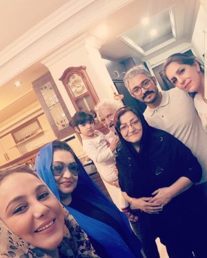 Behnoush Bakhtiari Instagram - خانواده نازنینم
حلال کنید.....اضافه کاریهای مارو.....کم کاریهامونو
شایان‌جان و دختر موشش بارانا و فرنوش خانوم عروس خانوم ما و خواهرنازنینم بهناز
#behnoushbakhtiari 
@behnaz.bakhtiarii
یک روز بوسه ای به گونه مملکتم میزنم و یادداشتی برایش میگذارم و میروم
انقدر در خواب نازی بودی که دلم نیامد،بیدارت کنم🖐