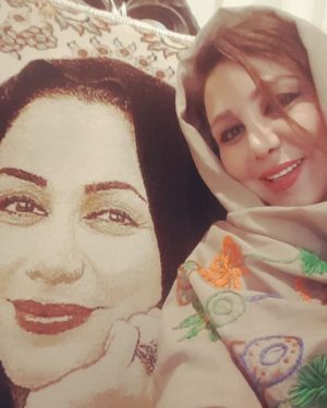 Behnoush Bakhtiari Instagram - روز پدردر منزل پدری👪
پدربهرام......اول از همه ممنون که درتمام دوران عمرم صدای بلند شما و مادر رو....ما بچه هات.... نشنیدیم......شاید علت صبوری و عصبی نبودن من همینه.......آقای گردوی من....خوجل موجل من...دردت به سر من....دآخه من قربون اون عینکت بشم که چون یادگاری منه همیشه به چشماتونه........قربون اون سادگی محضت بشم....قربون اون نون حلالی که سر سفرمون آوردی...قربونت برم که  از همه چیزت....پولت...سرمایه ت گذشتی ولی پاروی شرافتت و اصالتت نذاشتی....پدرمن یک ناسیونالیست واقعیه....وطنش رو قد تک تک ما بچه هاش دوس داره....و هرچی که میگه از صدق دل به تمام معناس....ما در دوران بلوغ یه خبطی کردیم و با شما هرروز سر هرچیزی کل کل انداختیم....آقا..همینجا...جلوی چشم هزاران نفر....میگم که ما غلط اضافی کردیم.....نفهم و بی عقل بودیم....پدر بهرام من....خواندن نهج البلاغه رو شما یادم دادی....خواندن تاریخ و جامعه شناسی رو....که هرکس هرچه گفت کورکورانه دنبال او نروم....که ابلهانه روشنفکر نباشم....
بهم گفتی که شجاع باشم و حرفم رو بزنم...گفتی که کسی که وطنش رو بفروشه.....در هر شرایطی آدم نیست.....و فرقی با حیوان ندارد.....ومن مثل تو عاشق مردمم و وطنم شدم
پدر...من از شما خیلی متشکرم💙💖
حتی سختی هایی هم که بهمون دادید..درس رشدبودو سازندگی روحمون
پدر...تو ساده ای و من سادگی تو رو در هیچ بشری در این سالها ندیدم
نه چون پدرمی....نه.
شما خیلی بزرگی....خیلی انسانی و خیلی به مادر من عشق دادی و مراقبش بودی.....بخاطر همه این سالها ازت ممنونم💖
بابای خوب و عزیزم...عمر وعزتت زیاد
الهی بدی و ذلت سر دشمنت بیاد
و در آخربا آرزوی شادی روح همه پدران رفته
روز پدر مبارک💖💖💖💖💖💖💖💖💖💖💖