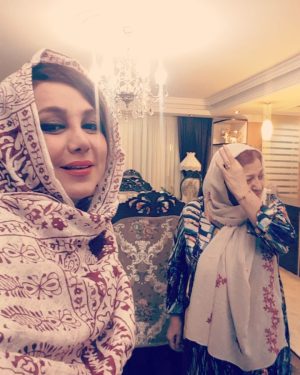 Behnoush Bakhtiari Instagram - سال نو مبارک💖💖💖💖💖💖💖💖
شهردار زنجان این روزها خونه ماس و به شدت درگیر حل مشکلات زنجان هستن🤣🤣🤣🤣
با احترام به همه مردم خوب زنجان و شهردار محترم این شهر..امیدواریم سال خوبی داشته باشین وشوخی سال نودوهفت ما روبه بزرگی خودتون ببخشید👨‍👩‍👧‍👧👨‍👩‍👦‍👦👨‍👩‍👧‍👧👨‍👩‍👦‍👦 کلا یاشاسین زنجان...آذربایجان...و همه جان✌✌✌✌✌ عشقن همه بیخوابا....مشتیا....با عشقا......به قول داداشمون پرروااا😂😂🤣🤣 واقعا واقعا از صمیم قلب به کسانی که پدر یا مادر عزیزشون در قید حیات نیستن میگم خدا به شما صبر و آرامش بدهد و روح عزیزشان قرین ارامش و رحمت باد.....پدر و مادر دستهای های خداوند هستند.....باید خاک پاشون رو سورمه چشمامون کنیم....خدا رحمت کنه هر پدر و مادری که در این دنیا نیست...😔😔😔😔