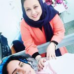 Behnoush Bakhtiari Instagram - الناز قشنگم....نبینمت روتخت بیمارستان رفیق چه کنم برات که پاشی و مثل رالی ایرانی باهم بدویم و موتور سواری کنیم و یار دبستانی بخونیم و با سرعت صد وهشتاد تا از لب لب دره کورس بندازیم با سیروان و محمدرضا فروتن و آخرشم من بگم جون مادرتون بذارید ما برنده بشیم....این الناز بی کله میکشه ما رو.....البته که من و تو هیچوقت نمیذاشتیم دوتا پسر از ما جلو بزنن....هرگز....😂چن تا فیلم باهم بودیم..یک ماه در اصفهان سر دو خواهر.....یک‌ماه درشیراز....فیلم کیش و مات.....یک‌ماه دوباره در اصفهان فیلم تو ومن...و فیلم از ما بهترون...تو همین تهرون خودمون.....و شبای خوبی که کنار هم داشتیم....تو دوست بی نظیر و قوی من هستی....میدونم که تو با قدرتی که داری این روزهای سخت رو میگذرونی....تو از پس همه چیز برمیای....تو پا میشی خیلی زودتر از تصور دکترا.....و من و دوستان دیگرت فقط برات دعا میکنیم.....دعااز جان و دل....❤❤👊✊❤ جشنواره بی تو رفتن نداره...... درد وبلات تو سر هرچی بازیگر بی سواد بی معرفته .......