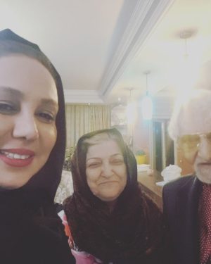 Behnoush Bakhtiari Instagram - گشتم، نبود.
نگرد، نیست.....
بهتر از پدرومادردرجهان❤❤❤❤ روح همه پدرومادرهای عزیزرفته شاد....
#behnoosh_bakhtiari 
@milad_mazloomian
 یلدا مبارک💖💖💖💖