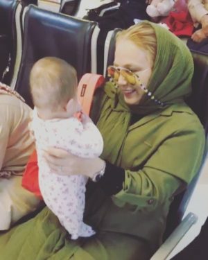 Behnoush Bakhtiari Instagram - تاخیر پرواز شیراز باعث رفاقت مادوتا شد...در نهایت که شیشه شیرش رو خورد....و بعد اینهمه رفاقت روی ما بالا آورد🤣🤣🤣🤣🤣🤣
من هلاک بچه هام...چه سالم...چه مریض💙💚❤