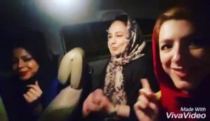 Behnoush Bakhtiari Instagram - اینم ذوق ماو حس خوب اتحاد ایرانی..😲..فوتبال و آشتی باندا... دوستی که پنج ماه ازش دورشدم....و به عشق ماه رمضان و رسم بخشش....دوباره دوست شدیم....و فوتبالم یه دلیلی برای اینکه بخندیم به تمام عصبانیتا.....قربون خدا برم که ماه رمضان دل آدم رو از پنبه هم نرم تر میکنه......با هرکی تو قیافه اید...پاشیدماچش کنید..😚 ..تنها بهانه ای که میشه براش شادی خالص کرد همین فوتباله.....خنده قلب انسان رو نورانی میکنه....من نمیتونم....نمیتونم کینه در دلم نگه دارم....میگن بهنوش الزایمر داره و یادش میره....در مسیر انسانیت.....بله من آلزایمردارم....و تمام چیزای بد رو فراموش میکنم....نداجان خوش امدی به قلبم
@neda_niboo
پی نوشت: به غنج ته دل آدما نگید جلف بازی....💖💖💖