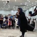 Behnoush Bakhtiari Instagram - انجمن ام اس و افطاری و شاباش شاباش‌....تعداد کسانی که ام اس دارن خیلی زیاده...ولی یه شعاری داشتن که خیلی خوشم اومد.... ام اس یعنی من سالمم......بی خیال بیماری مدیر برنامه خوب من آقای شهجویی عزیز هم ام اس دارن....ولی فعال و کوشا کار میکنن و انگار نه انگار.....دمشم گرم.... راستش وقتی فیلم میذارم....میدونم بعدش مردم میرن و به اینجور انجمنا سر میزنن.....دلم به همین خوشه وبه هیچ عنوان قصد خودنمایی ندارم معتقدم ماه رمضان....ماه شاد کردن دل آدمهاست #behnooshbakhtiari دوستان همراه و عزیز هشتگ فراموش نشه با اسمم
