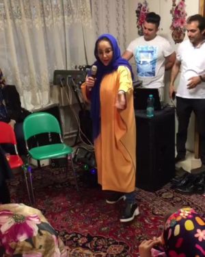 Behnoush Bakhtiari Instagram - ممنون از جشن تولدی که برام گرفتین فرشته های  خوب من...
چقدر خوش گذشت با شما...بعضی شما نابینا بودید اما دلتون بیناتر از همه ماهاس...
..با تشکر از آقای محمدنوری زاد عزیز و دوستانم در خیریه شمس که سورپرایزم کردن...
#behnooshbakhtiari 
@mnourizadeh
@shams_charity