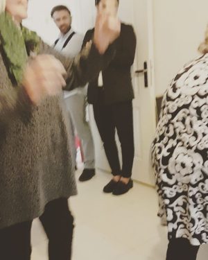 Behnoush Bakhtiari Instagram - سری به سالمندان با شادی و موزیک....چیزی که تخمش رو در این مملکت ملخ خورد....
#behnooshbakhtiari
تشکر از محمدنوری زادعزیز
@mnourizadeh
@miladfatahiorginal 
@tinaaaaaaaaaaaa13
@shams_charity
