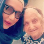 Behnoush Bakhtiari Instagram - سرای سالمندان...با عمه بتول که گرمش بود و بی خیال روسری شد.....😂میدونم که خیلیا دوس دارن بی خیال روسری بشن....ولی به احترام عرف و قانون جامعه....هرگز اعتراض نکردن.....به بانوان ملاحظه کار....نه ترسو....احترام بگذاریم.....هیچ جای جهان...حجاب اجباری نیست.....ولی باحجاب و بیحجاب به هم احترام میذارن....خیلیام پای حجابشون تا دینش وایمیسن......دم اونام گرم.......مهم اینه که تو چی دوس داری باشی و دیگران هم بهت احترام بذارن........یهودی به مسیحی....و سفید پوست به سیاهپوست...ازش پرسیدم عمه بتول چی برات بیارم اومدم دیدنت...گفت:آب جو😂😂😂 آب جو دوس داشتن😂🌷⚘