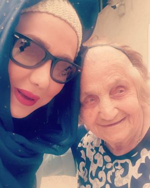 Behnoush Bakhtiari Instagram - سرای سالمندان...با عمه بتول که گرمش بود و بی خیال روسری شد.....😂میدونم که خیلیا دوس دارن بی خیال روسری بشن....ولی به احترام عرف و قانون جامعه....هرگز اعتراض نکردن.....به بانوان ملاحظه کار....نه ترسو....احترام بگذاریم.....هیچ جای جهان...حجاب اجباری نیست.....ولی باحجاب و بیحجاب به هم احترام میذارن....خیلیام پای حجابشون تا دینش وایمیسن......دم اونام گرم.......مهم اینه که تو چی دوس داری باشی و دیگران هم بهت احترام بذارن........یهودی به مسیحی....و سفید پوست به سیاهپوست...ازش پرسیدم عمه بتول چی برات بیارم اومدم دیدنت...گفت:آب جو😂😂😂
آب جو دوس داشتن😂🌷⚘